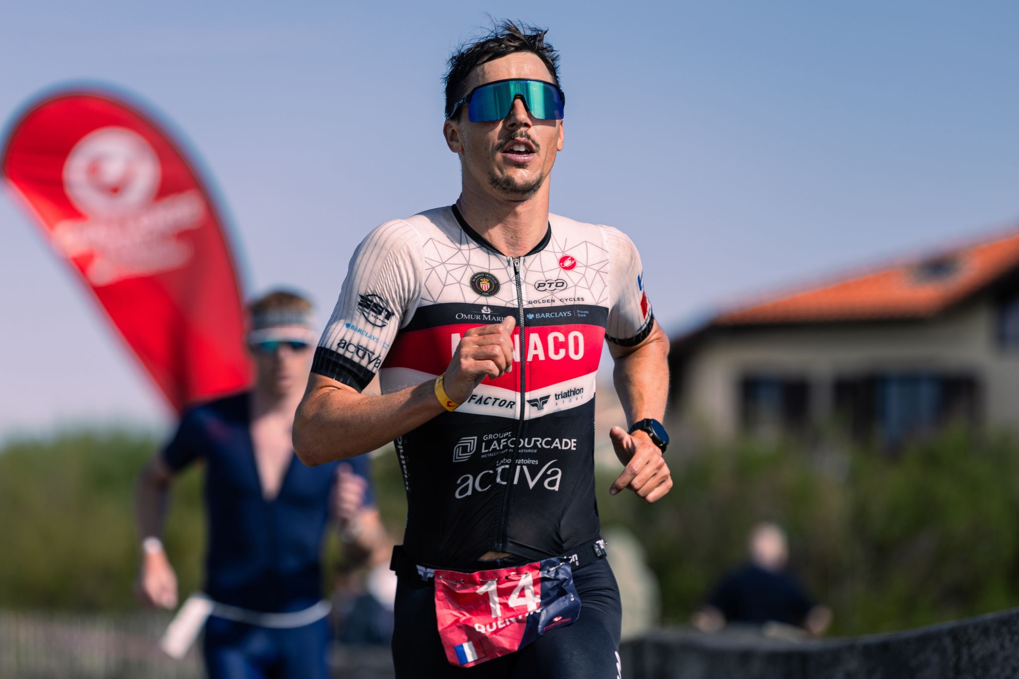 Quentin Barreau en pleine action lors du Challenge Mallorca triathlon, triathlon longue distance, illustrant sa détermination et ses performances de haut niveau